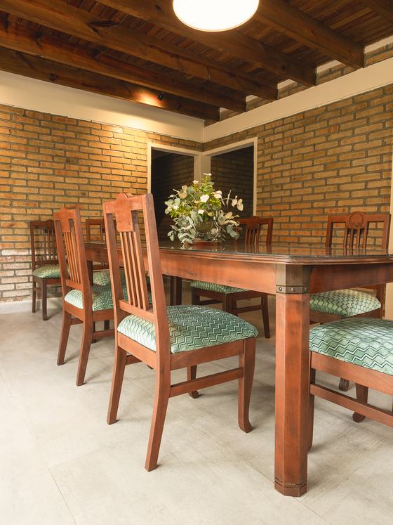 El comedor de madera bajo las vigas