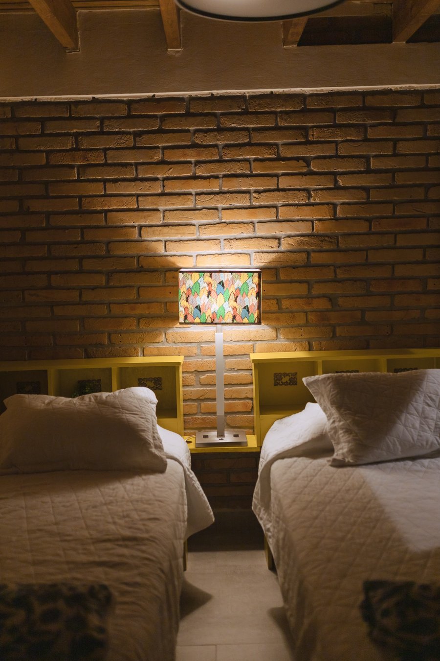Un cuarto de noche, con la lámpara de la mesa encendida