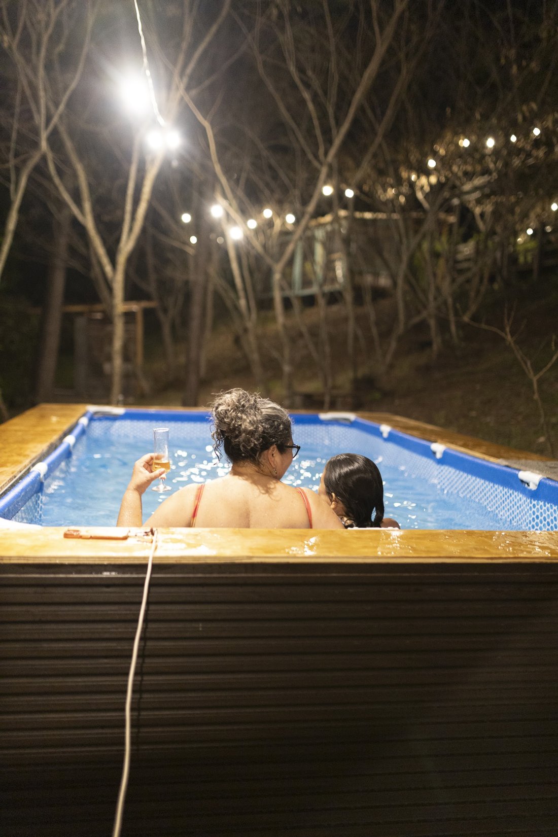 El jacuzzi de noche, bajo las luces colgadas