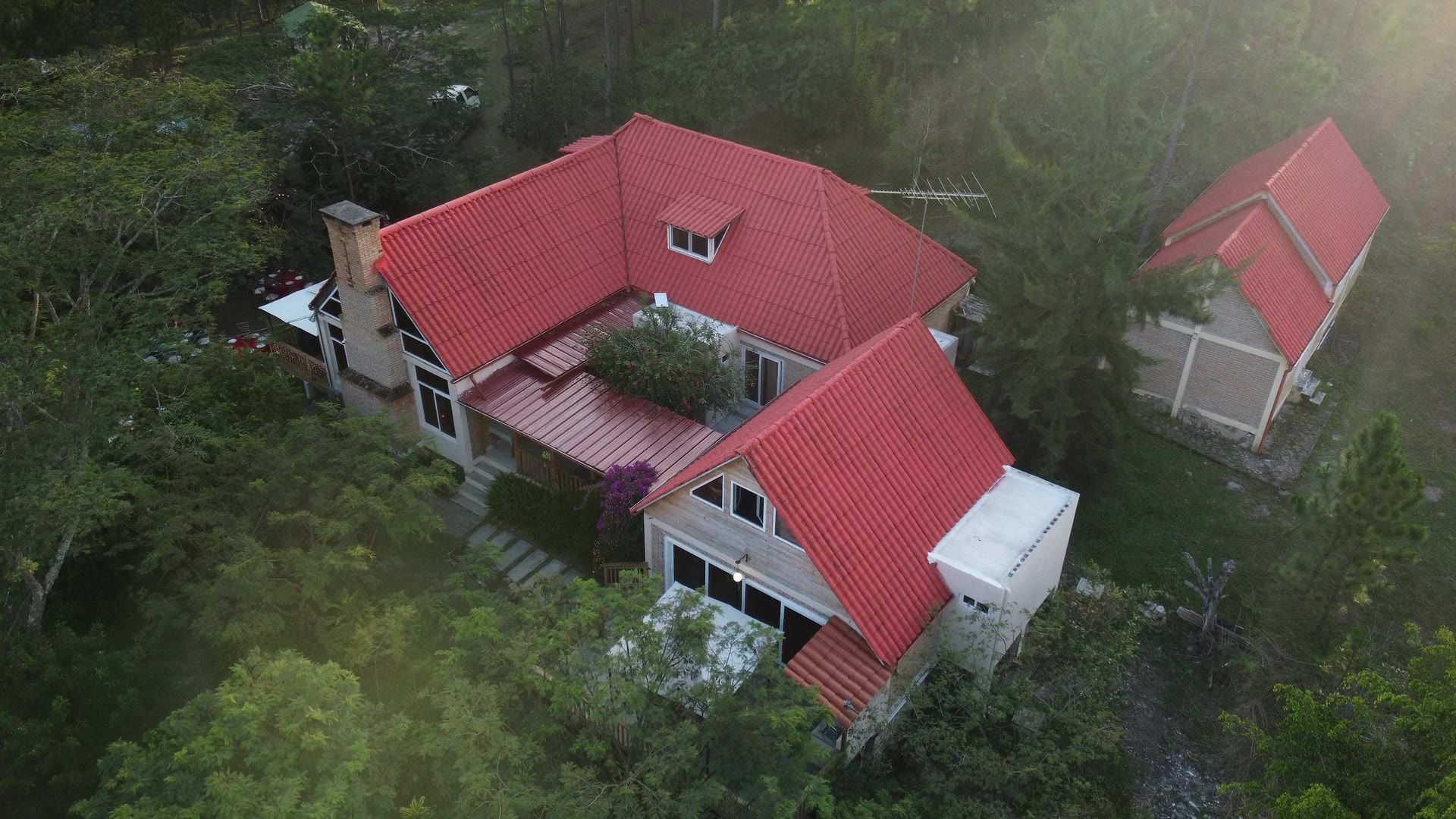 La casa y El Garaje vistos desde el aire entre el bosque
