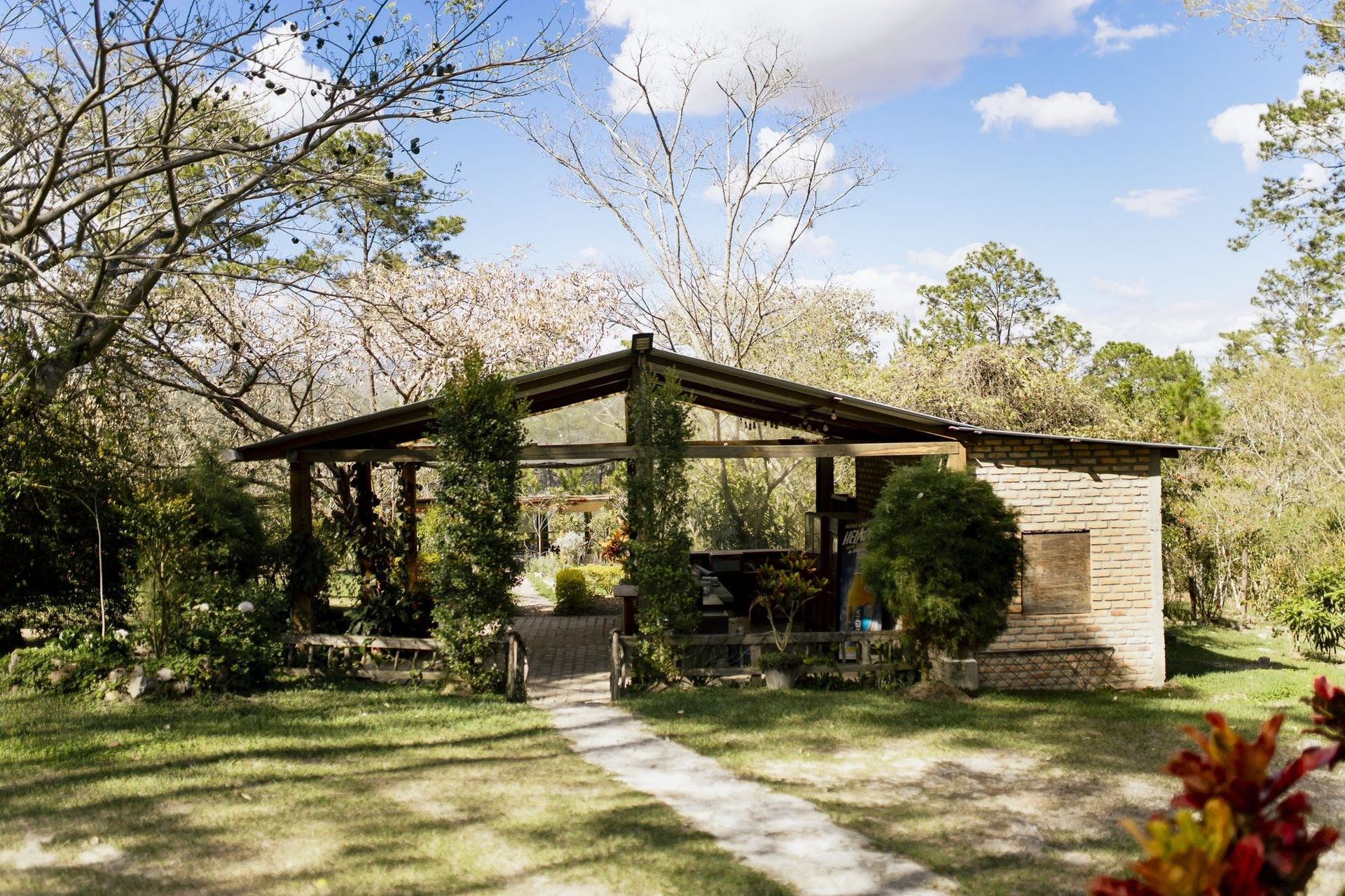 El kiosco principal con jardín y sendero de piedra