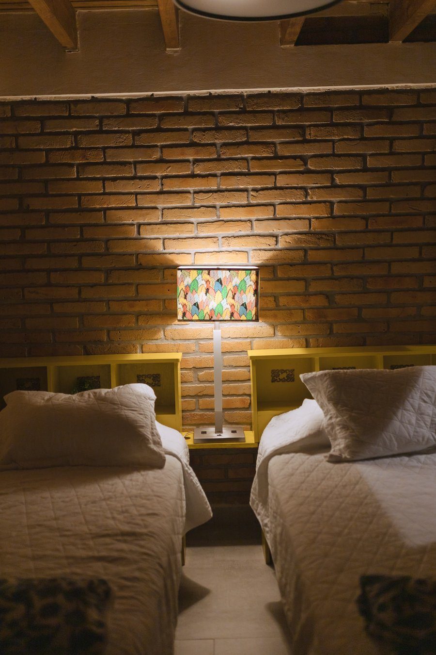 Cuarto de noche con la lámpara de la mesa de noche encendida