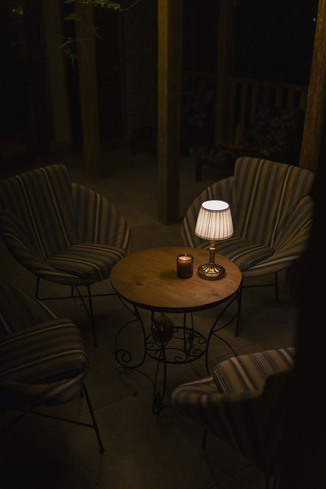 Terraza de noche con una lámpara sobre la mesa
