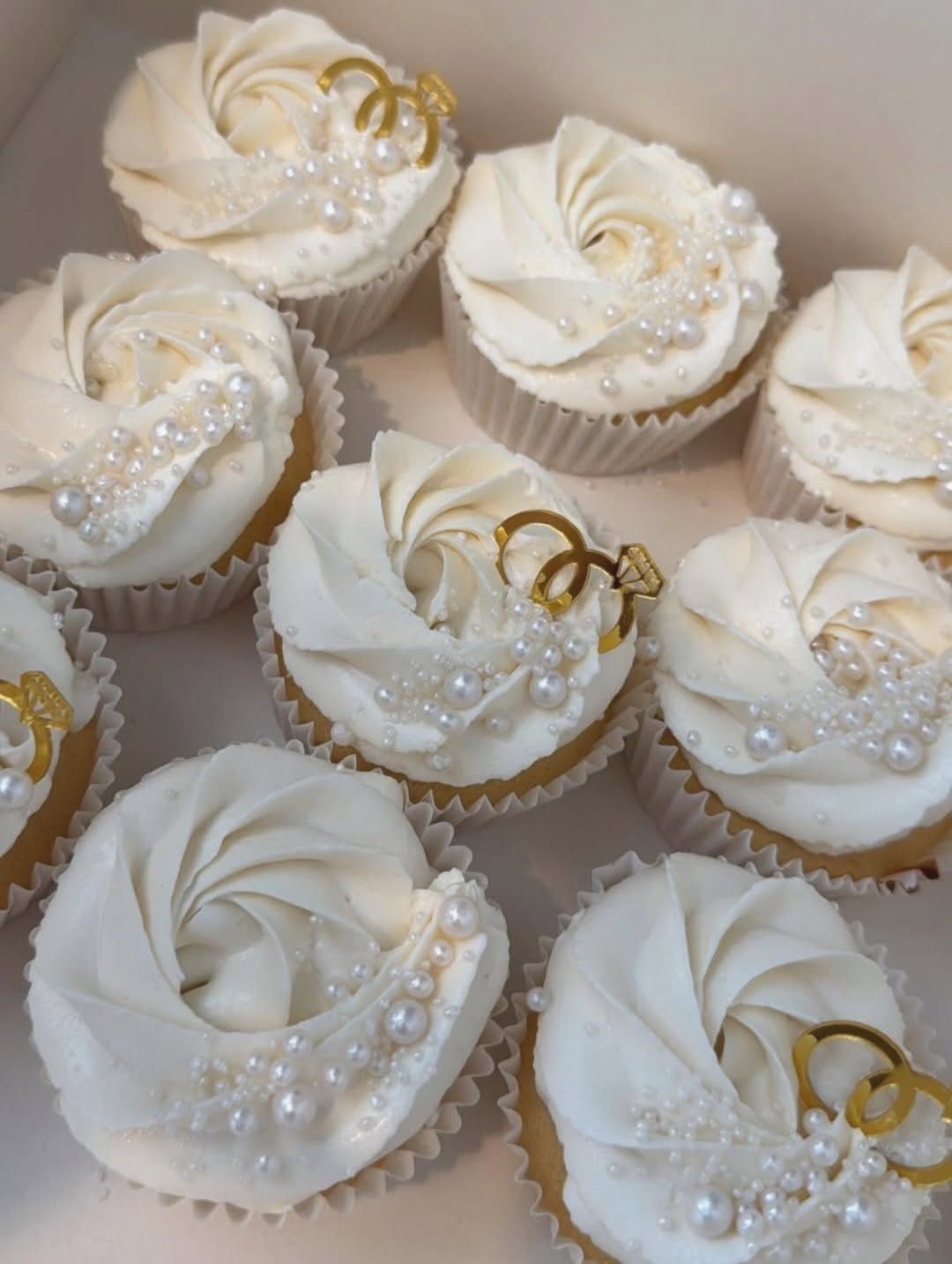 Cupcakes blancos con perlas y anillos dorados